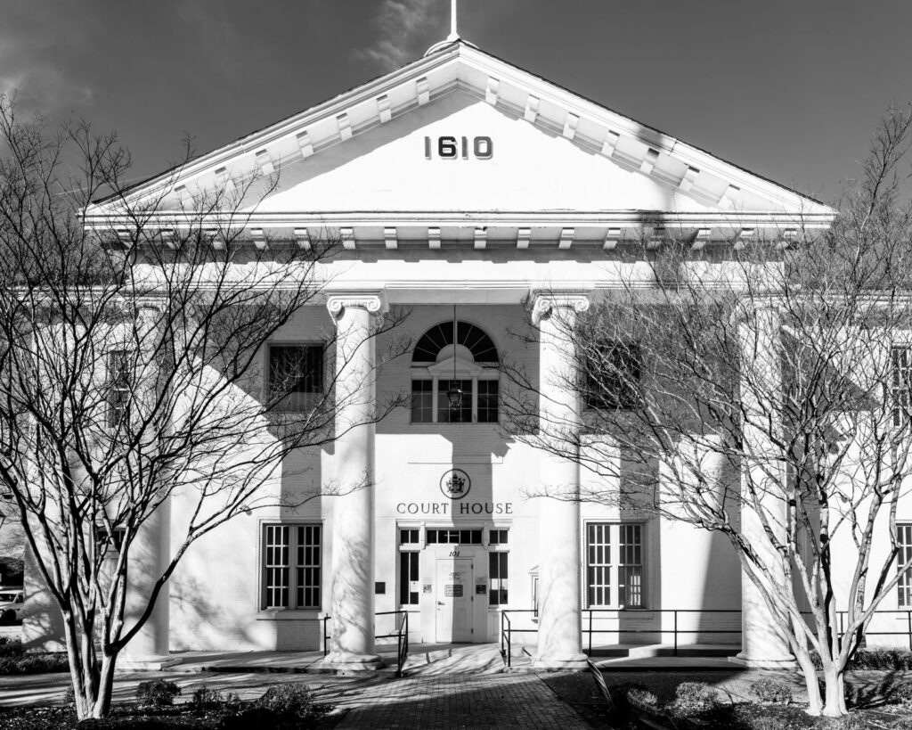 A black and white view of the historic courthouse facade in Hampton, Virginia, showcasing classic architecture.