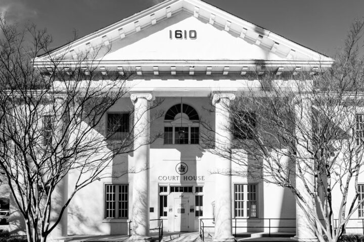 A black and white view of the historic courthouse facade in Hampton, Virginia, showcasing classic architecture.